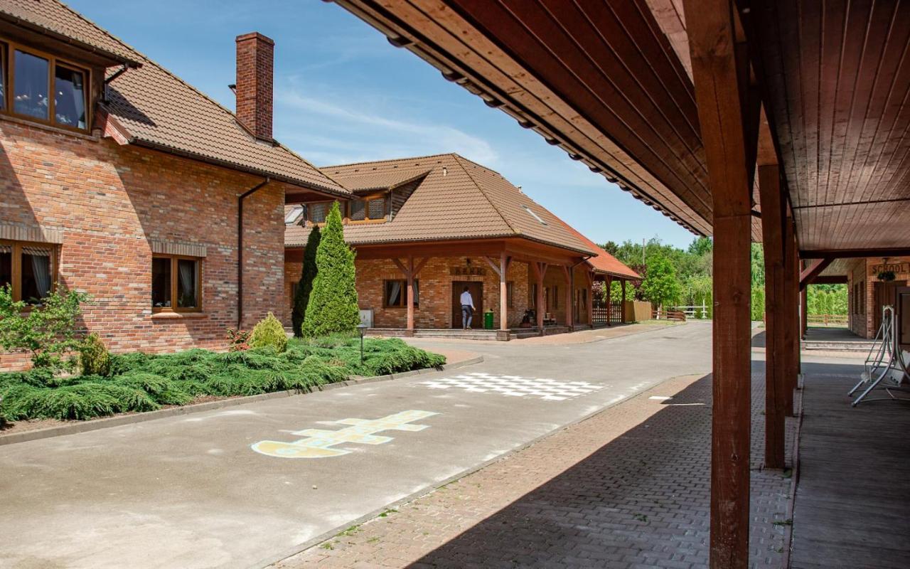Podkowa Vila Police Exterior foto